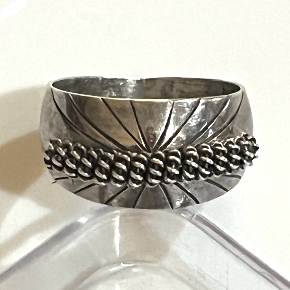 Signed  Tahe, Navajo. Vintage Sterling Silver Twisted Wire Accent Ring